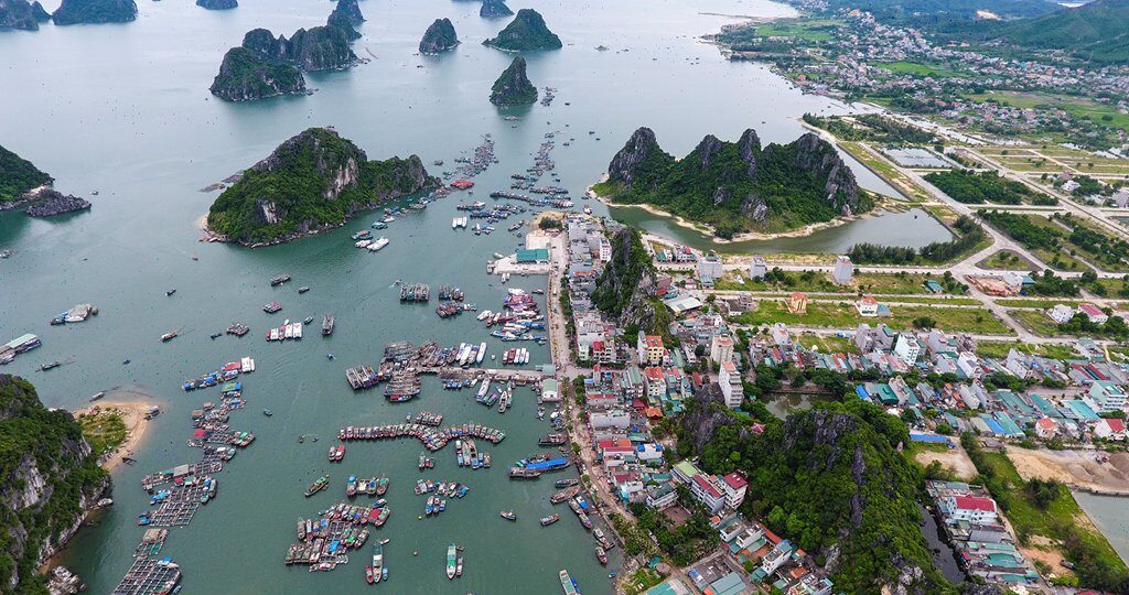 khu đô thị thống nhất nằm ngay cảnh cảng cái rồng